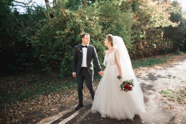 Botanik parkında yürüyen mutlu bir çift.