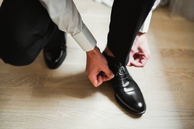 Güzel adam, damat poz veriyor ve düğüne hazırlanıyor.