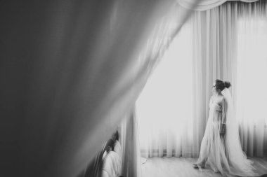 Beyaz elbiseli lüks gelin düğün törenine hazırlanırken poz veriyor.