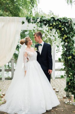 Romantik düğün anı, yeni evli çiftin gülümseyen portresi, gelin ve damadın kucaklaşması