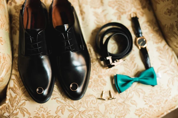 Accessoires pour hommes avec chaussures de luxe. Vue du dessus — Photo