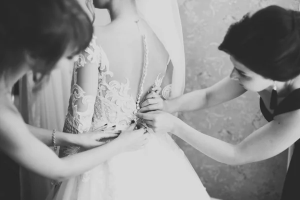 ブライダルドレスに花嫁介添人の手。結婚式の日のコンセプトで幸せな結婚と花嫁 — ストック写真