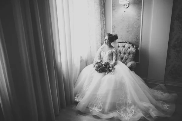 Novia de lujo en vestido blanco posando mientras se prepara para la ceremonia de boda — Foto de Stock