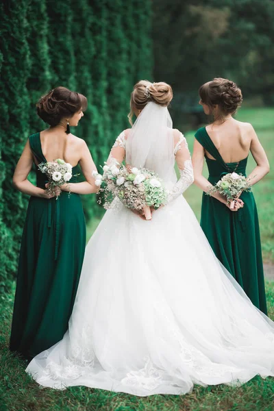 Novia con damas de honor celebrando maravilloso ramo de boda de lujo de diferentes flores en el día de la boda — Foto de Stock