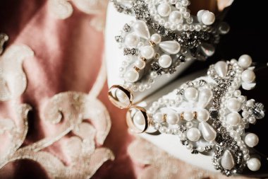 Alyansları ve düğün ayakkabılarıyla çok güzel bir resim.