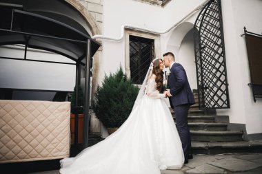 Düğün günü el ele tutuşan çift, damat ve gelin.