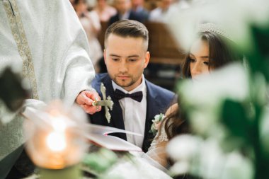 Düğün çifti kilisede evleniyor.