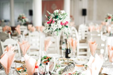 Düğün töreni için hazırlanmış bir restoranın içinde.