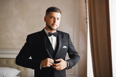 Genç ve yakışıklı bir adam iş toplantısından sonra bir otelde dinleniyor.