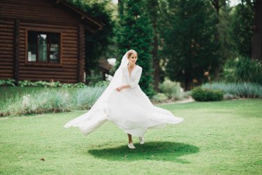 Zarif beyaz elbiseler içinde güzel bir gelin