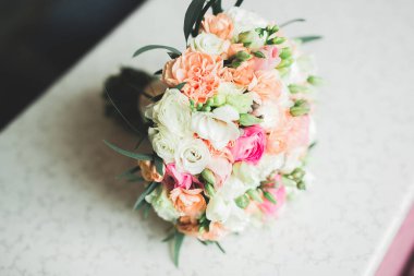 Farklı çiçeklerden oluşan lüks bir düğün buketi.