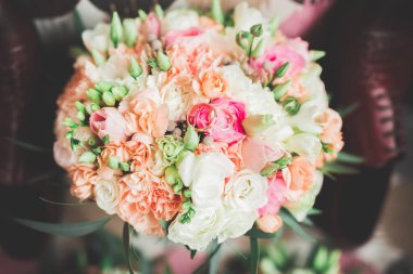 Farklı çiçeklerden oluşan lüks bir düğün buketi.