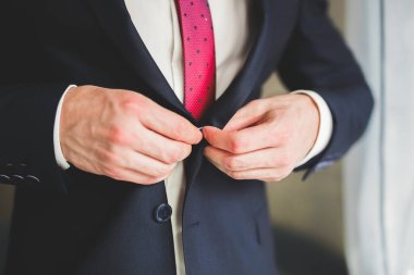 Güzel adam, damat poz veriyor ve düğüne hazırlanıyor.