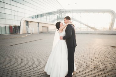 Lüks evli çift, gelin ve damat eski şehirde poz veriyor.