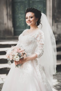 Zarif beyaz elbiseler içinde güzel bir gelin