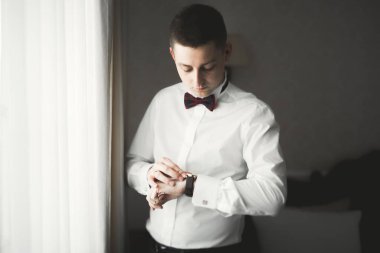 Genç ve yakışıklı bir adam iş toplantısından sonra bir otelde dinleniyor.