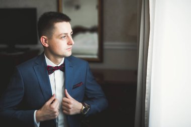 Genç ve yakışıklı bir adam iş toplantısından sonra bir otelde dinleniyor.