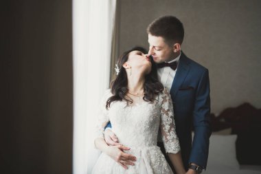 Güzel mutlu bir düğün çifti, uzun beyaz elbiseli gelin.