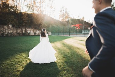 Botanik parkında yürüyen mutlu bir çift.