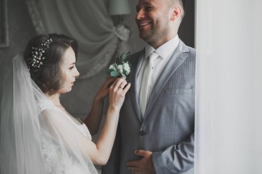 Güzel adam, damat poz veriyor ve düğüne hazırlanıyor.