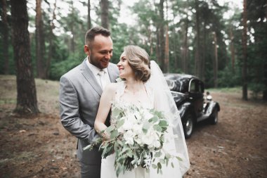 Mükemmel bir çift gelin ve damat düğün günlerinde poz verip öpüşürler.