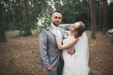 Kafkasyalı mutlu romantik çift evliliklerini kutluyor. Açık hava.