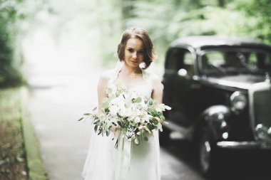 Retro arabada ayiklama gününde poz mutlu gelin