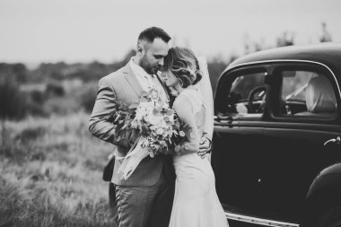 Kafkasyalı mutlu romantik çift evliliklerini kutluyor. Açık hava.