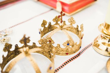 Kilisedeki masanın üzerinde altın taçlar var.