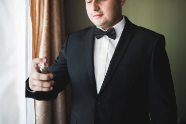 Güzel adam, damat poz veriyor ve düğüne hazırlanıyor.