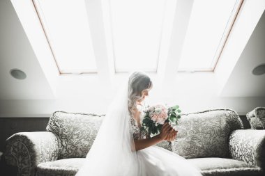 Zarif beyaz elbiseler içinde güzel bir gelin