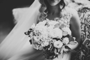 Beyaz elbiseli lüks gelin düğün törenine hazırlanırken poz veriyor.