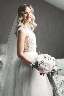 Zarif beyaz elbiseler içinde güzel bir gelin