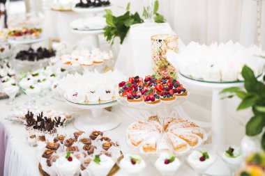 Düğün şekeri büfesinde lezzetli tatlılar, tatlılar, kekler.