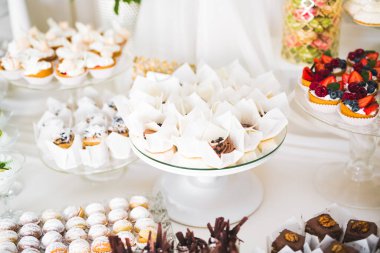 Enfes ve lezzetli bir tatlı masası ve resepsiyonda kapkek fotoğrafları.