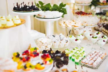 Lezzetli düğün resepsiyonu, tatlı masası.