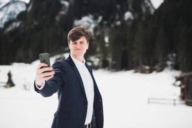 Doğadaki damat selfie çekiyor. Takım elbiseli adam