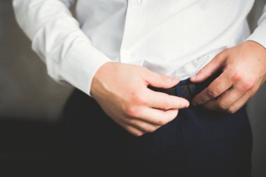 Genç ve yakışıklı bir adam iş toplantısından sonra bir otelde dinleniyor.