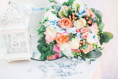 Farklı çiçeklerle güzel bir düğün buketi, güller