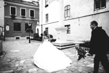 Lüks evli çift, gelin ve damat eski şehirde poz veriyor.