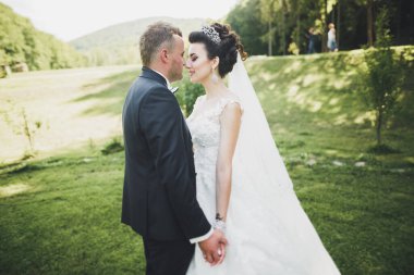 Kafkasyalı mutlu romantik çift evliliklerini kutluyor. Açık hava.