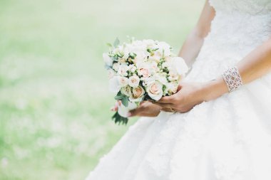 Zarif beyaz elbiseler içinde güzel bir gelin