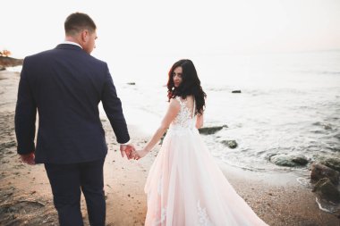 Mutlu evlilik çifti güzel manzarada kalıyor.