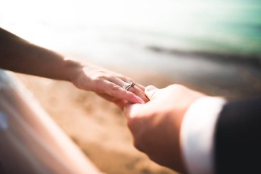 Gelin ve damat el ele tutuşuyor.