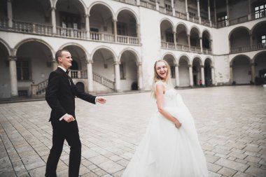 Muhteşem düğün çifti eski şehirde yürüyor.