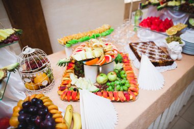 Çeşitli lezzetli tatlılar, yemek fikirleri ve kutlamalarla dolu bir büfe.