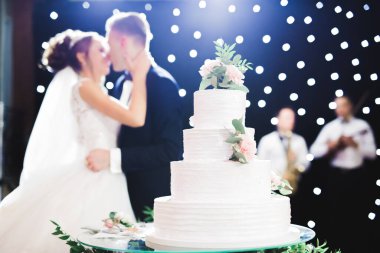 Gelin ve damat düğün pastasını kesiyor.