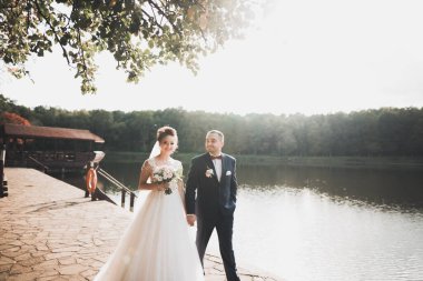 Bahar mevsiminde öpüşen düğün çifti. Yakın plan portre.