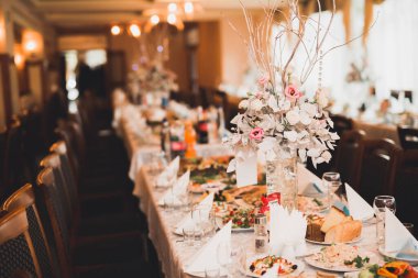 Düğün töreni için süslemeler. Güzel çiçekler.