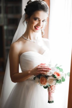 Gelinlik giymiş güzel moda gelin pozu